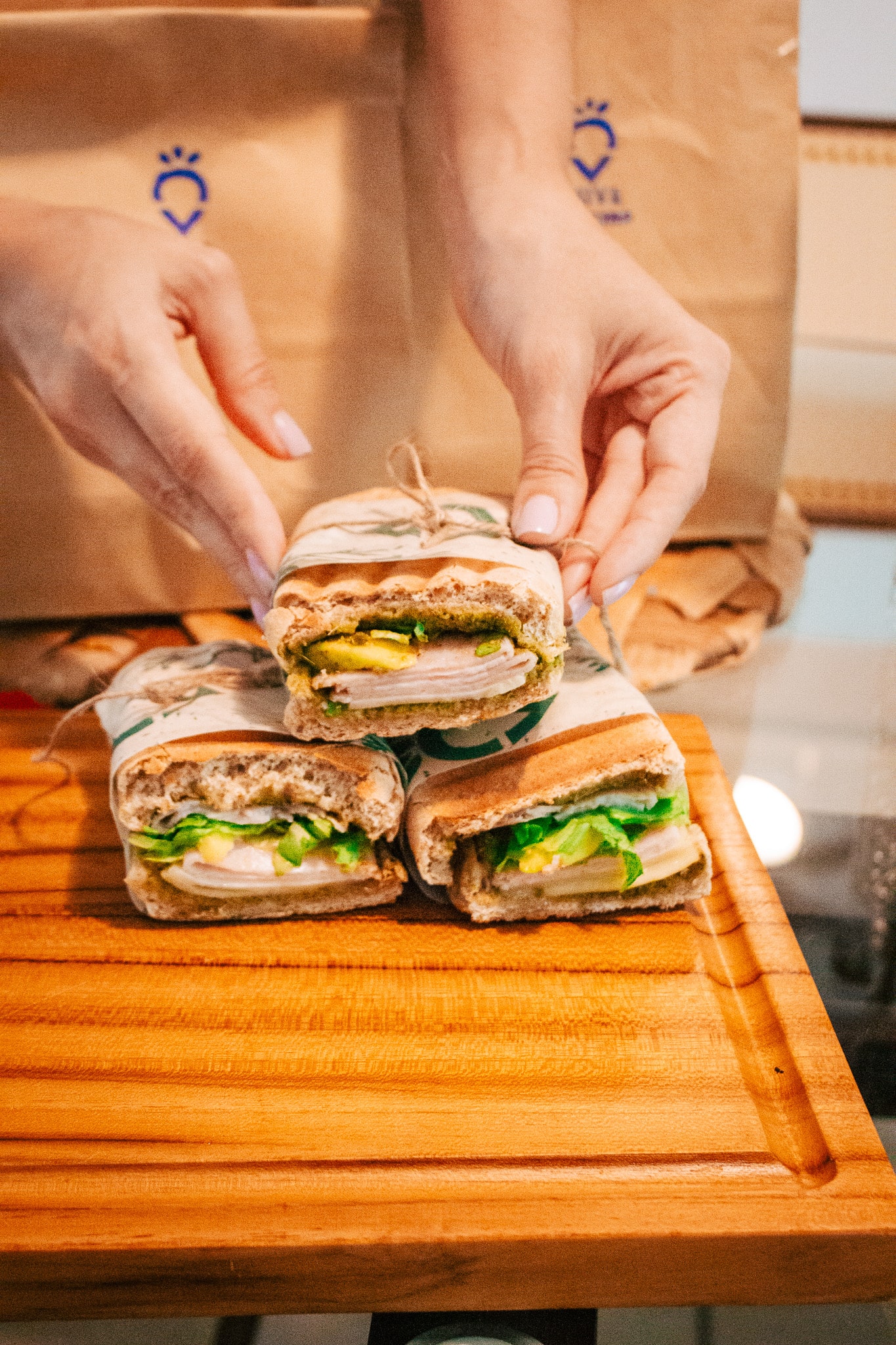 Mano sosteniendo deliciosos paninis de NUVE