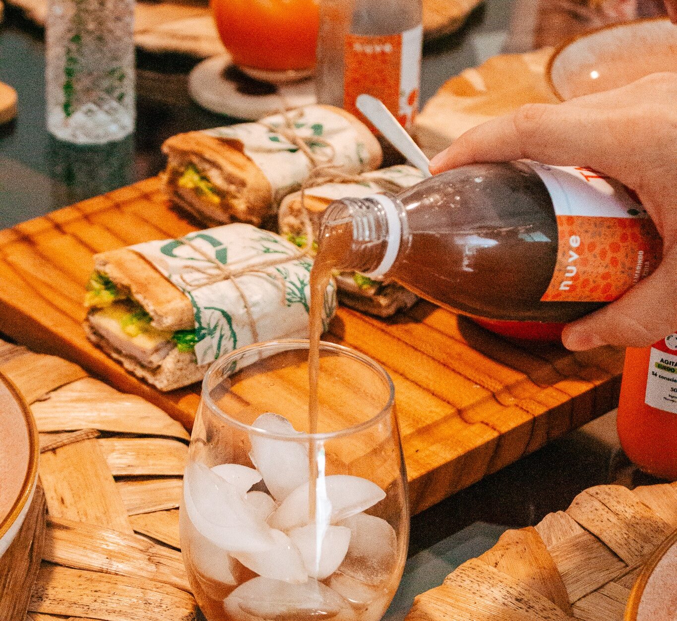 Coldpressed en mesa con platos Nuve